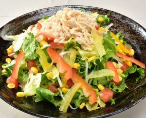 蒸し鶏と9種の彩り野菜のつぼ八サラダの料理写真
